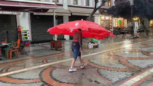 Edirne'de sağanağa yakalanan bir vatandaşın dev şemsiye ile ilginç çözümü