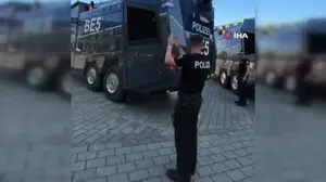Berlin’de polis, aşırı sıcaklardan bunalan halka TOMA’larla su sıkarak serinletti