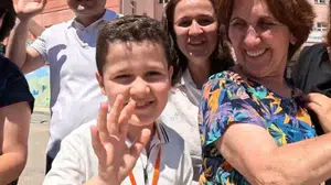 Beş yıllık zorlu mücadele zaferle bitti: Barış, okul bahçesinde arkadaşlarıyla yeniden buluştu