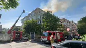 Bakırköy'de korkutan alevler: Çatı katından yükselen dumanlar mahalleyi sokağa döktü