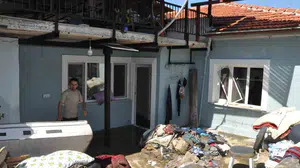 Salihli'de sel nedeniyle evde mahsur kalan kadın ölümden döndü