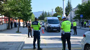 Bolu’da okul yolunda sıkı denetim: Ekipler servisleri didik didik aradı