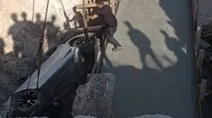 Gaziantep'te kontrolden çıkan lüks otomobil köprü inşaatı çukuruna düştü