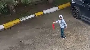 Küçük yüreğinde dev sevgi: Balkondan gördüğü bayrağı böyle kurtardı