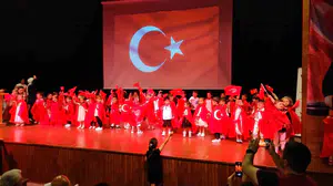 Geleceğin okurları kütüphanede yetişiyor: 60 minik öğrenci mezuniyet heyecanı yaşadı