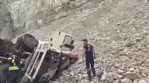 Erzurum'da freni patlayan tırdan atlayan sürücü hayatını kaybetti, iki kişi yaralandı
