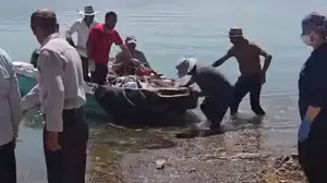 Siirt'te bahçede fenalaşan hasta, tekneyle ambulansa ulaştırıldı