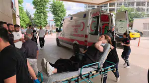 İnegöl’de kontrolsüz kavşak kabusu: İki araç çarpıştı, ortalık savaş alanına döndü
