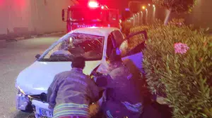 İskenderun’da korkutan kaza: Alt geçitte duvara çarpan sürücü sıkıştığı yerden kurtarıldı