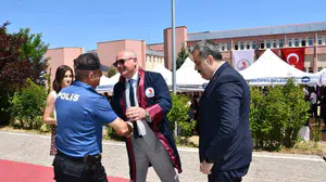 56 yaşında üniversite diplomasını bölüm birincisi olarak aldı