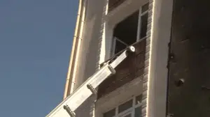 Güngören'de yıkım çalışmaları sırasında çöken bina, komşu binalara zarar verdi