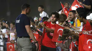 A millilere özel koruma: Bir an olsun ayrılmıyorlar