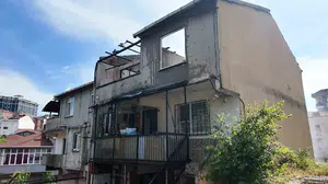 Sultanbeyli'de korku dolu anlar: Alevler çatıyı aştı, yan binaya sıçradı