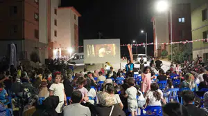 Kahta belediyesi çocuklar için sinema gecesi düzenledi