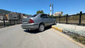 Karabük'te kaldırıma çıkan otomobil yayaya çarptı, sürücü kaçtı