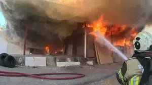 Diyarbakır'daki marangoz atölyesi yangınında itfaiye erlerinin müdahale anları kaydedildi