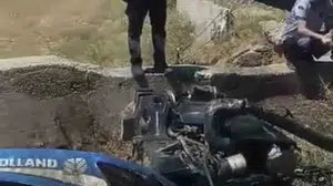 Muş'ta yolcu treni traktöre çarptı, sürücü yara almadan kurtuldu