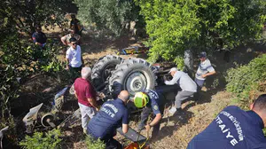 Kuyucak'ta traktörün altında kalan sürücü, itfaiye ekipleri tarafından kurtarıldı