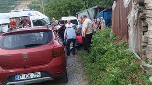 freni tutmayan hafif ticari araç anne ve iki çocuğuna çarptı