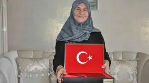Kars'ta kuşaklar arası bayrak sevgisi: Aynı aileden iki kişi, 7 yıl arayla Türk bayrağını öptü
