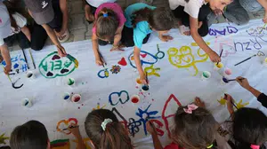 Diyarbakır'da gezici müzik atölyesi ile çocuklara sanat deneyimi sunuluyor