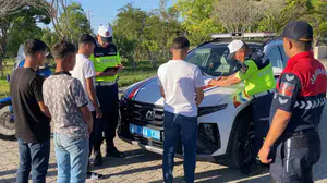Aksaray'da motosikletli akrobasi yapan gençler jandarmadan kaçamadı