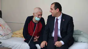 Iğdır valisi taşolar, tuzluca şehit ve gazi aileleri derneği başkanı türkan'a geçmiş olsun ziyaretinde bulundu