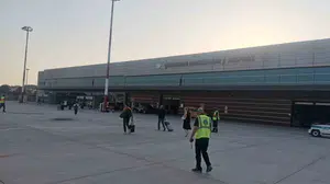 Brüksel'den gelen yolcu uçağı hava şartları nedeniyle Çanakkale'ye iniş yaptı