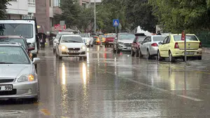 Bolu'da kuvvetli sağanak yağış günlük yaşamı olumsuz etkiliyor