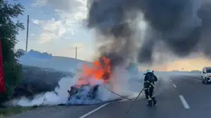 Van-Erciş karayolunda seyir halindeki otomobilde yangın çıktı