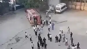 Diyarbakır'da park halindeki minibüsün alev alması sonucu büyük hasar