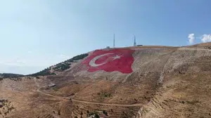 Kahramanmaraş’ta dünyanın en büyük Türk bayrağı yeniden eski görünümüne kavuştu