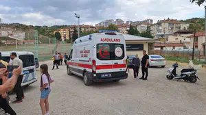 Çorum'da kapıya sıkışan çocuğun parmağı koptu, helikopter ambulansla Ankara'ya sevk edildi