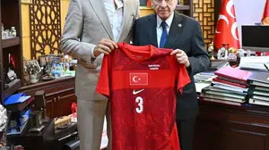 MHP lideri bahçeli, milli futbolcu merih demiral'ı makamında kabul etti