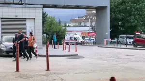 İnegöl'de inşaatta devrilen kiremitlerin altında kalan 2 işçi yaralandı