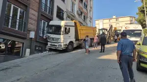 Tekirdağ'da freni boşalan kamyon evin penceresine çarptı, mahalleli deprem olduğunu sandı