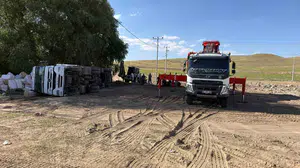 Başkale'de saman yüklü tır devrildi, sürücü yara almadan kurtuldu
