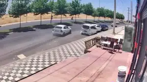 Diyarbakır'da 4 aracın karıştığı kaza güvenlik kamerasında görüntülendi