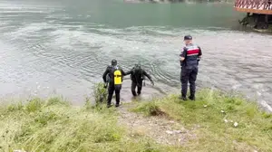 Uzungöl’de çantayı kurtarmak için suya atlayan turistlerden biri kayboldu