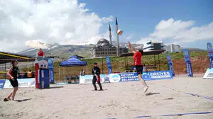 Erciyes Dağı’nda plaj voleybolu turnuvası heyecanı yaşandı