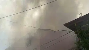 Uşak'ta tek katlı evde çıkan yangın itfaiye ekipleri tarafından söndürüldü