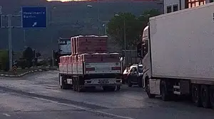 Çaycuma’da hareket halindeki tırdan tuğlalar yola düştü