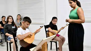 Değirmenönü'nde gençler bağlama öğreniyor