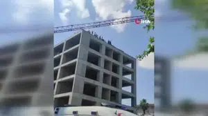 Küçükçekmece'de inşaat işçileri maaş alamadıkları için çatıya çıktı