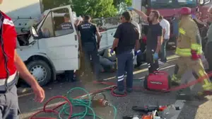 Manisa’da kamyonet tıra çarptı, 2 kişi yaralandı
