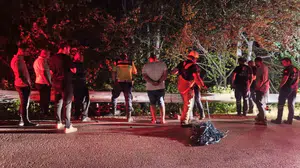 Uçurum kenarındaki devrilen motosikletin sürücüsü için arama çalışmaları başlatıldı
