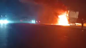 Malatya’da seyir halindeki saman yüklü tırda çıkan yangın kontrol altına alındı
