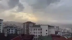 Eyüpsultan’da şiddetli rüzgar nedeniyle toz bulutu oluştu