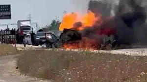Kozan'da seyir halindeki otomobil alevlere teslim oldu