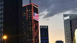 Trump ve Erdoğan'ın fotoğrafı otelin cephesine yansıdı